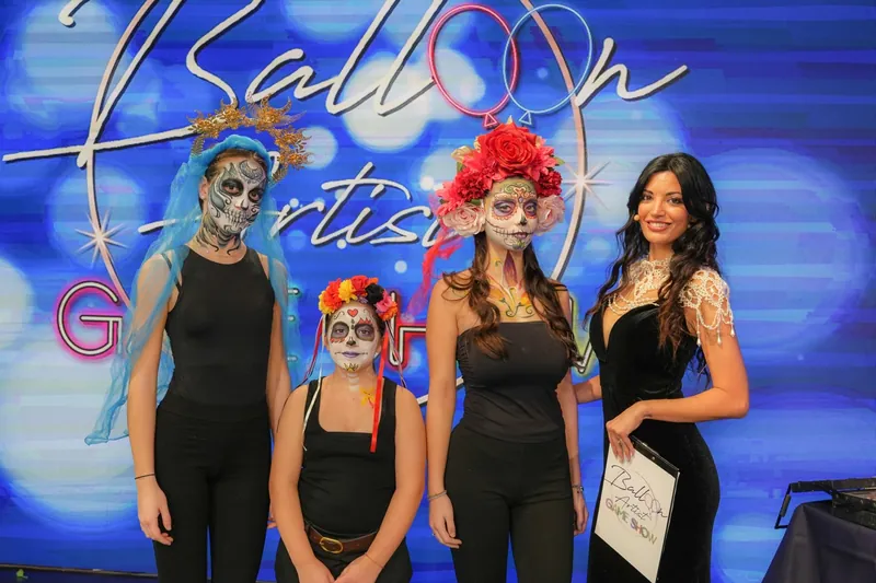Due modelle truccate con il face painting, accanto alla conduttrice