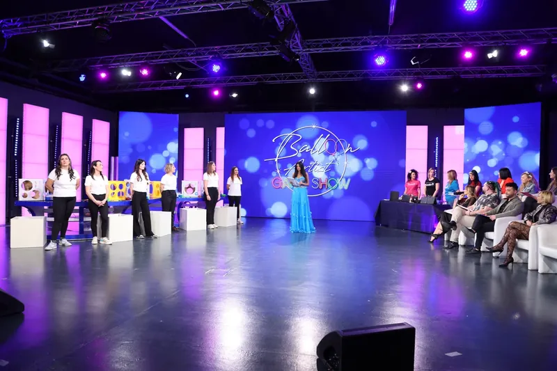 Lo studio del programma con le postazioni dei concorrenti