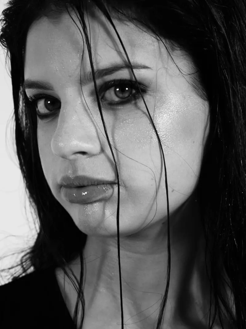 Ritratto in bianco e nero di un’allieva, durante un servizio fotografico