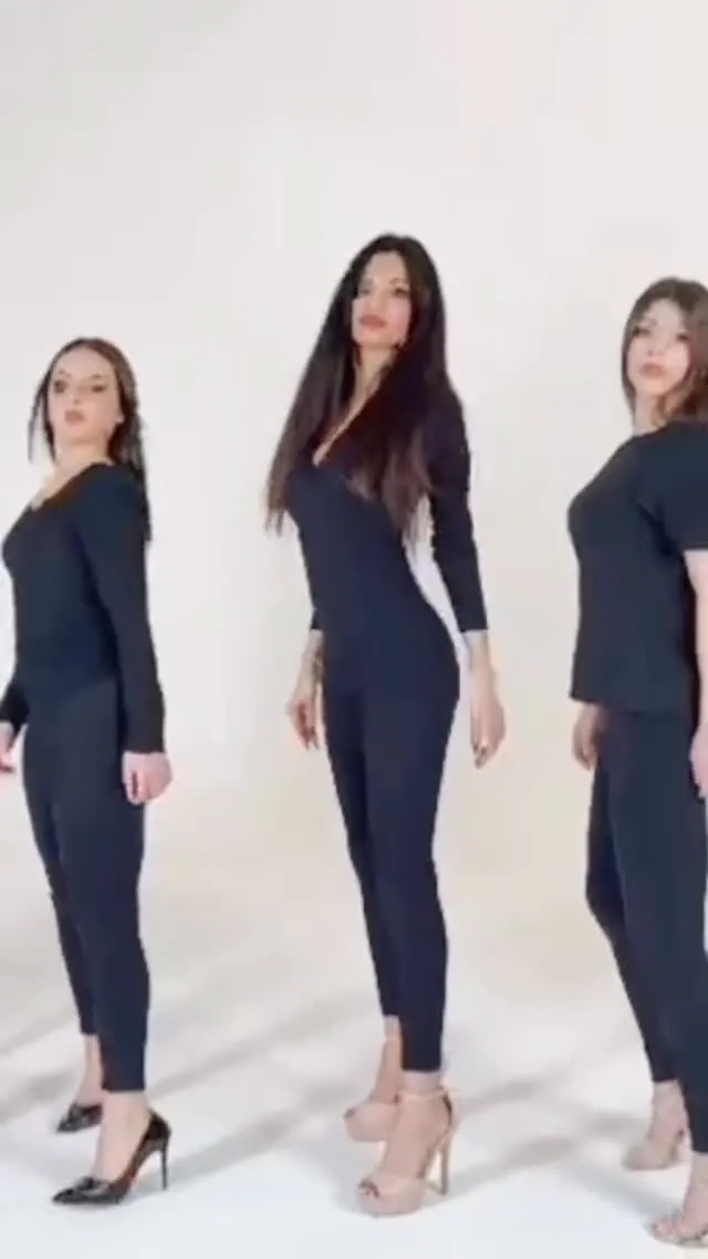 Tre allieve vestite di nero provano le pose in studio