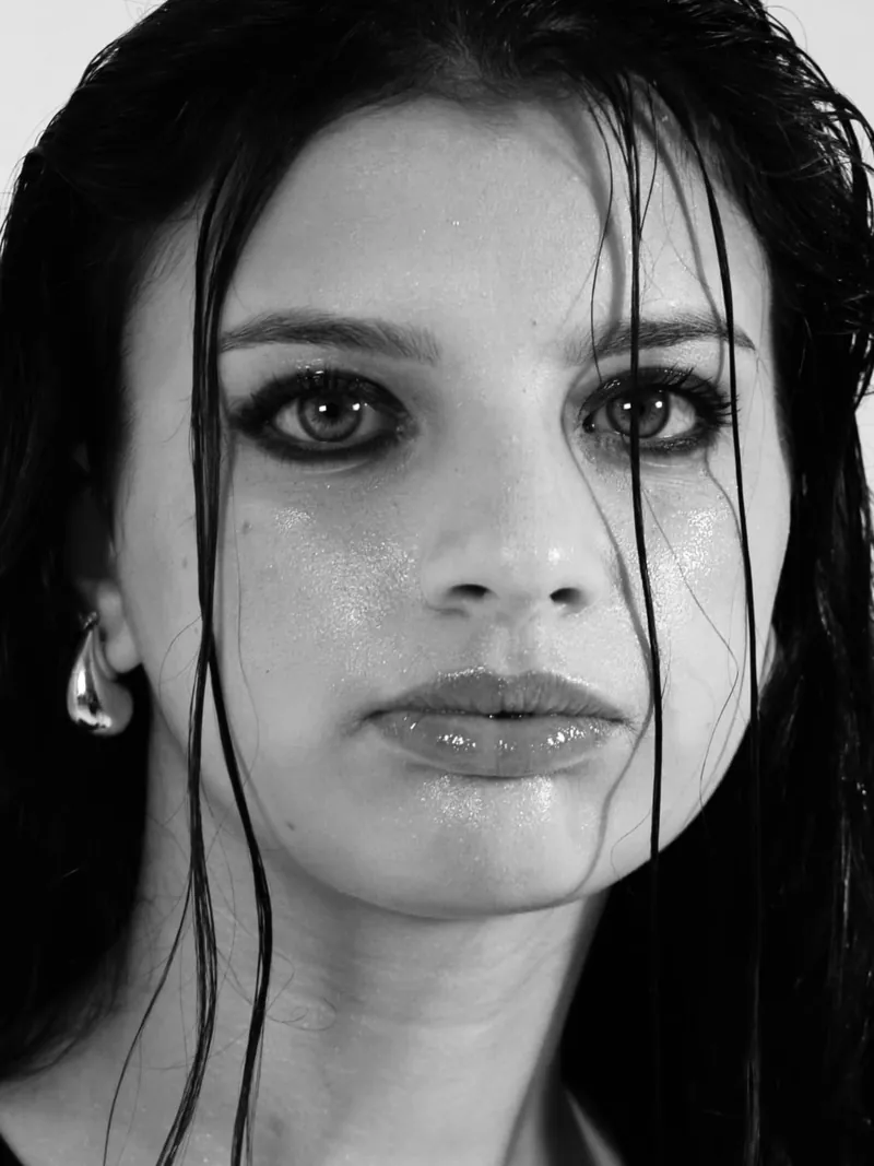 Ritratto in bianco e nero di un’allieva con i capelli bagnati