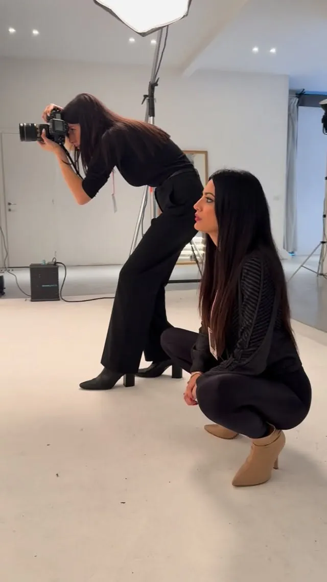 Una fotografa scatta mentre un’allieva posa in studio
