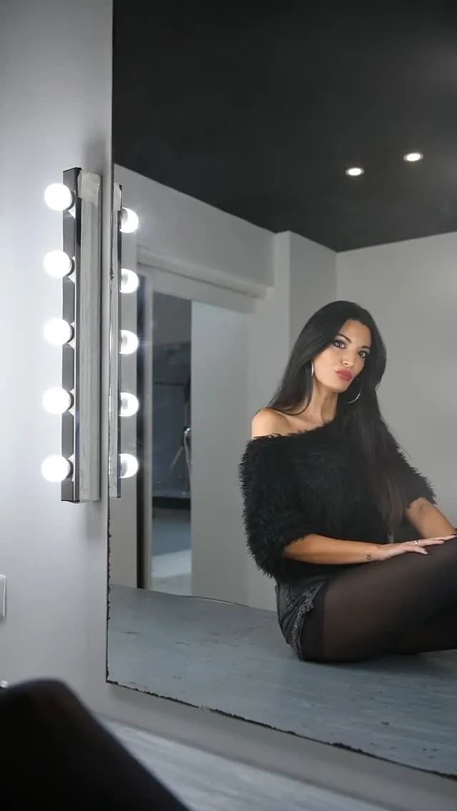 Un’allieva seduta davanti allo specchio con le luci del camerino