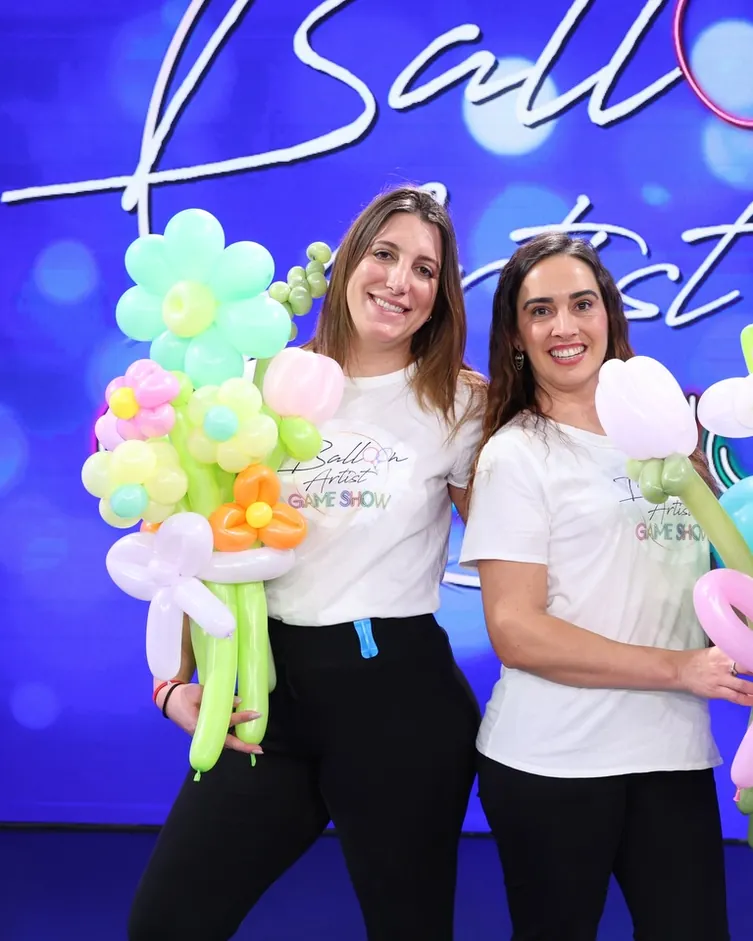 Due balloon artist mostrano i loro mazzi di fiori fatti di palloncini